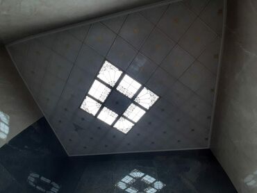 qrup ucun profil sekilleri: Dekorativ asma tavan – klassik naxışlı panellər və şüşəli işıqlandırma