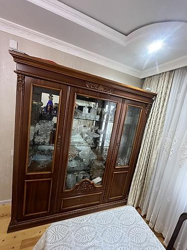 şifoner dolab: Klassik üslubda 3 qapılı vitrin-bufet - Material: ağac karkas — 1