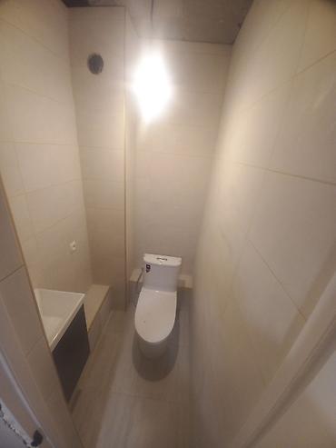 Ванны: (кафельщик) Ванная комната с современной отделкой включает в себя — 6