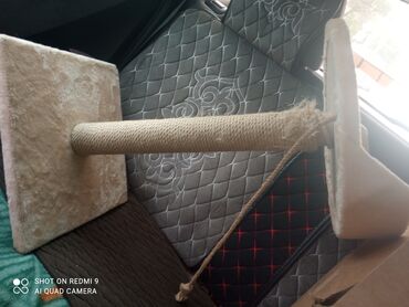 игровой комплекс для кошек: Когтеточка для кошек с двумя площадками, обтянутыми мягкой тканью, и