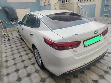 Kia: Kia K5 sedan – ağ rəng, 4 qapı, ön çəkiş. Geniş və komfortlu salonlu — 4