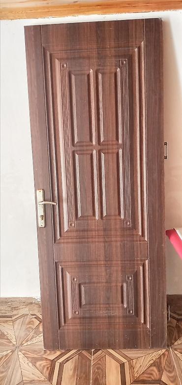 Ağac teksturalı otaq qapısı - Material: ağac əsaslı, tünd qoz rəngli