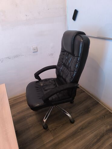 Ofis oturacaqları: Əla vəziyyətdə kreslolar. ofis masaları satılır. ünvan nərimanov. Qara