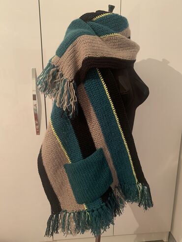 Другая женская одежда: Продаётся шерстяной вязаный палантин с карманами, стильный, очень at lalafo.kg — 10 Другая женская одежда: Продаётся шерстяной вязаный палантин с карманами, стильный, очень — 10