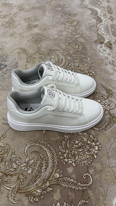 Кроссовки и спортивная обувь: Кроссовки белые мужские так же и для девушек подойдет размер 41 — 13