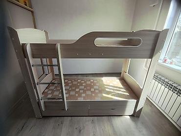 bunk bed: Двухъярусная кровать из ЛДСП в светлом древесном оттенке — 4