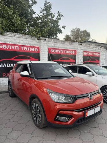 тико автомобиль: Кроссовер SsangYong Tivoli ярко-оранжевого цвета с белой крышей