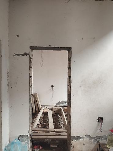 yasamalda ev: Geniş və işıqlı mənzil satılır/kirayə verilir. Xüsusiyyətlər: - Böyük — 6