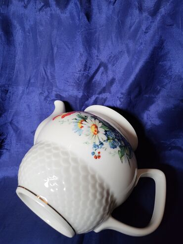 Čajnici: Bokal Zajecar porcelan 70te. Bokal je nov. na poklopcu nedostaje — 11
