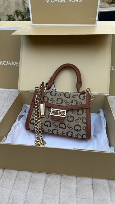 qizil.sepler: Əl çantası, Guess