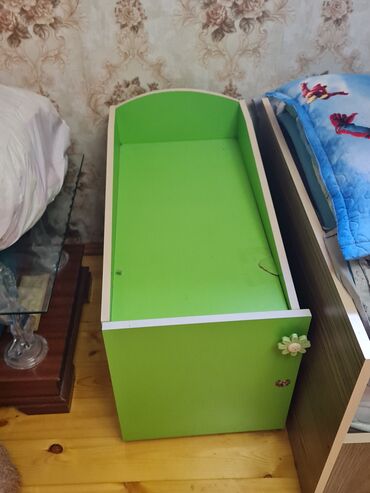 Uşaq və gənc otağı üçün dəstlər: Oğlan və qız üçün, İşlənmiş, Yazı masası, Dolab, Komod