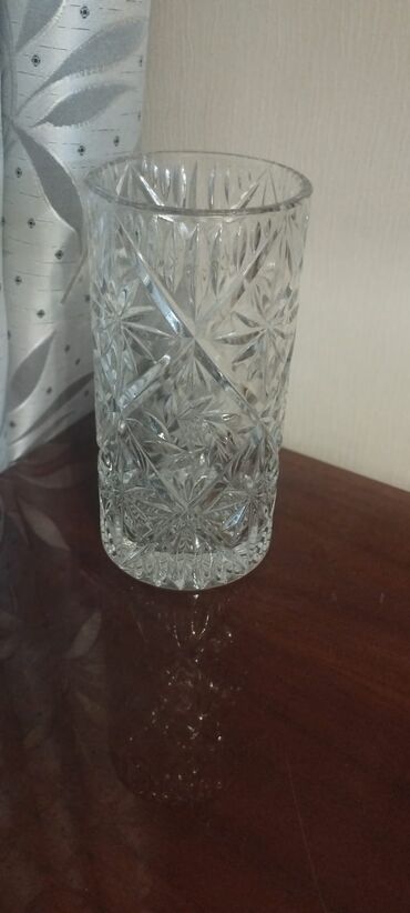 ваза напольная стеклянная высокая без узора: Хрустальная ваза. 20 манат