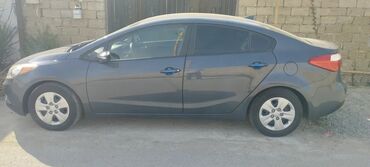 ordubad masin elanlari: Kia Forte markalı, boz rəngli sedan avtomobil. Rahat və praktik şəhər