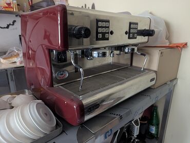 Аппараты для донера: Bu kommersiya tipli espresso maşını qırmızı və gümüşü rəngdədir. İki