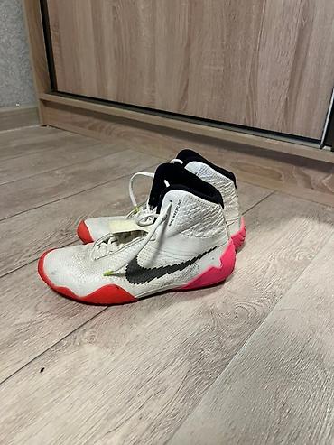 Кроссовки и спортивная обувь: Борцовки Nike белого цвета с контрастными деталями. Обувь имеет — 2