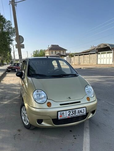 машины тико: Золотистый Daewoo Matiz, компактный городской автомобиль, идеально