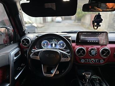 Продажа авто: Внедорожник 5‑дверный, яркий красный цвет с чёрной крышей. Мощный — 9