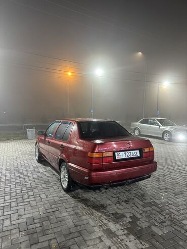 Volkswagen: Volkswagen Vento: 1993 г., 1.8 л, Механика, Бензин, Седан