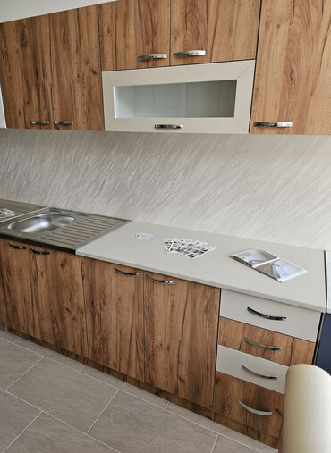 Kuhinjski nameštaj: Kuhinja je od iverice dužine 2m gornji i donji delovi sa prohromskim — 1