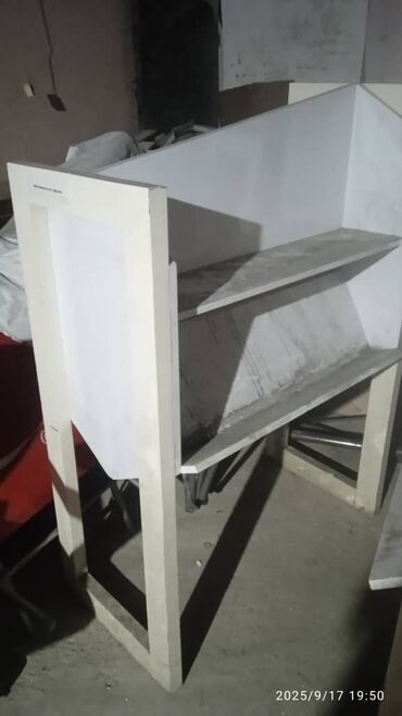 полка в магазине: Продается полка для магазина и дома. полки сдвух сторон 1500 сом, есть