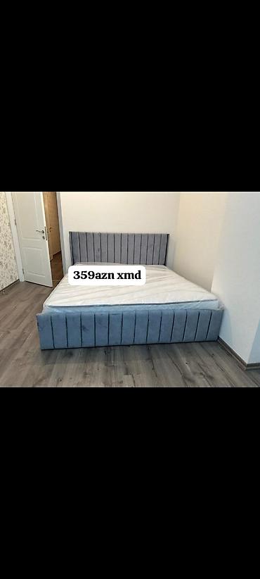 sintifon dosek: Mavi-bej tonlarda, yumşaq parça ilə üzlənmiş çarpayı. - Başlıq və alt — 1