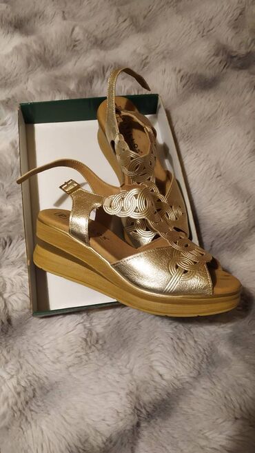 Γυναικεία είδη Υπόδησης: Σανδάλια.

Πολύ άνετα και μαλακά. Μέγεθος 38 — 7