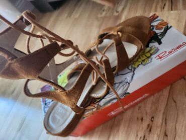 Sandale i japanke: Prelepe kozne sandale sa kaicicima,Roayena, mekane, br 38. kao
