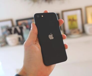 Apple iPhone: IPhone SE 2020, Б/у, 64 ГБ, Черный, Чехол, 85 %