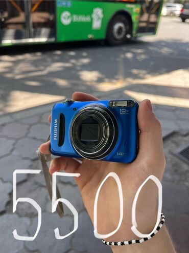 фот: Фотоаппарат Fujifilm синего цвета с 10-кратным оптическим зумом и