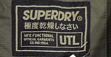 Superdry UTL kişi gödəkçəsi – funksional şəhər və outdoor üslubu -