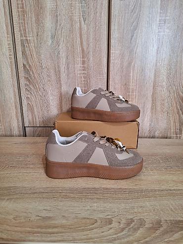 enzo i lorenzo koferi: Nove ženske bež krem patike s priveskom 38 djon 5 cm ug 24 cm Nove — 2