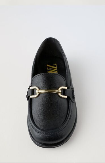Women's Sneakers and athletic shoes: Qara loafer ayaqqabı - Klassik dizayn: Ön hissədə metal qızılı rəngdə