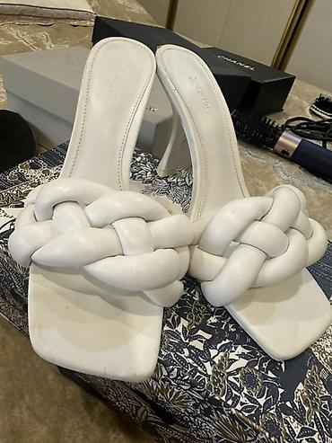 sendel: MANGO qadın nalı dabanlı sandal - Rəng: ağ - Model: kvadrat burunlu — 3