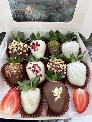 Кондитерские изделия, сладости: Клубника в шоколаде — набор ягод премиального размера, покрытых — 13