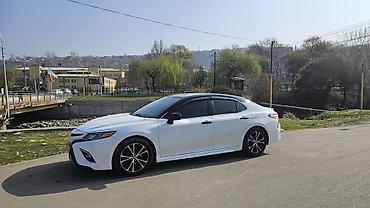 Toyota Camry, белый седан бизнес‑класса (актуальное поколение) at lalafo.kg Toyota Camry, белый седан бизнес‑класса (актуальное поколение)