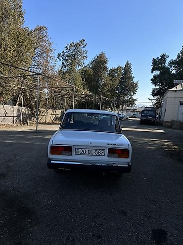 VAZ (LADA): VAZ Lada 2107, ağ rəng, sedan kuzov. Əsas xüsusiyyətlər: - 4 qapı — 7