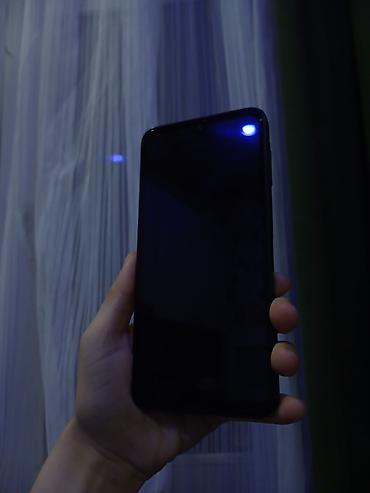 realme c71 qiymeti: Smartfon – qara rəng, nazik və yüngül korpus. Xüsusiyyətlər: - Arxa — 2