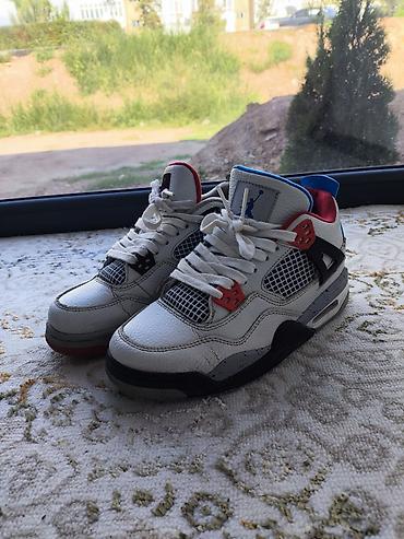 Кроссовки Air Jordan 4 Retro (цветовая схема с асимметричными синими at lalafo.kg Кроссовки Air Jordan 4 Retro (цветовая схема с асимметричными синими