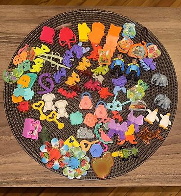 kinder oyuncaqlar: Yeni kinder surprise oyuncaqlari satilir. Qiymetleri 1-3 manat arasi — 1
