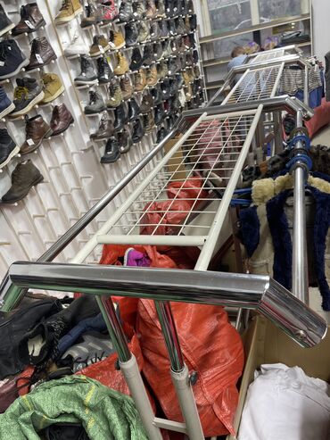 торговое оборудование для магазина одежды: Продается имеется 10шт Металлические торговые стойки-вешала для одежды