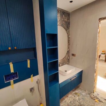 Duş kabinaları, arakəsmələr: Müasir üslubda, mavi rəngdə hamam mebeli dəsti. Dəstə oval formalı