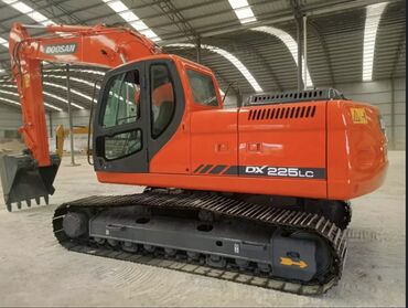 Ekskavatorlar: 2022ci il DOOSAN DX225 LC90. Cəmi 2500 saat istifadə olunub. Arendaya