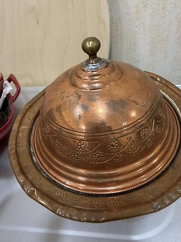 mis qablar: Mis qapaqlı bulaq/sini qabı – əl işidir - Material: döymə mis, iç — 2