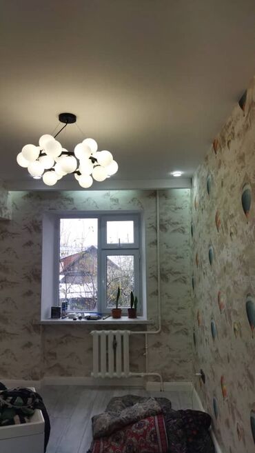 Ванны: Современная ванная комната с отделкой плиткой под мрамор. В стене — 7