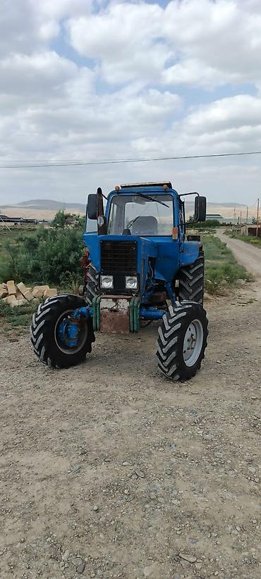 traktor mtz 80: Mavi traktor + pres yığan qoşqu - Güclü təkərli traktor, kabinli, ön — 1