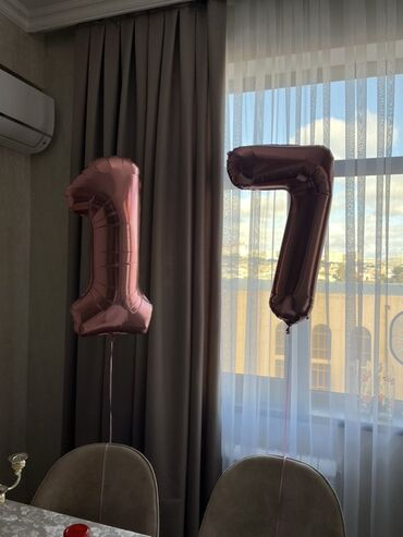 zefer bayrami sekiller: Heliumla doldurulan rəqəm formalı folqa şarlar — “1” və “7”. - Rəng