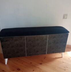 metlax islenmis: Ustu yumsaq vilyur parcadan dosekceli sandiq.Hem ayaqqabi şkafi