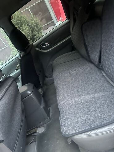 немецкий набор ключ: Серебристый внедорожник Mazda Tribute с черным передним бампером и