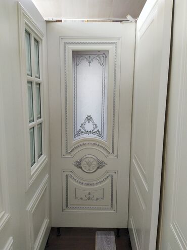 Bunker qapıları: Ağ rəngli qapı, üzərində zərif naxışlar və mərkəzi hissədə şüşəli