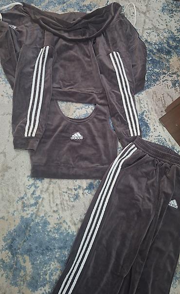 бир: Спортивный комплект из велюра в стиле adidas, темно‑серый. Состав — 1